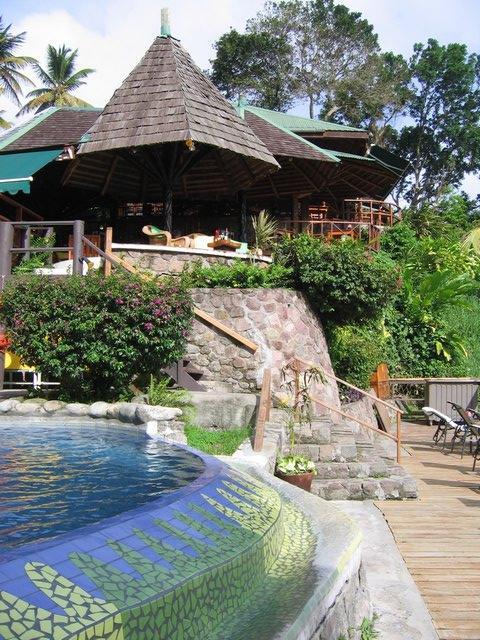 The pool and bar at Ladera